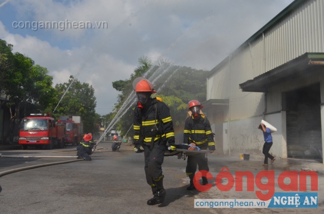 Tham gia diễn tập có hơn 30 cán bộ, chiến sỹ &nbsp;Cảnh sát PCCC và hơn 30 nhân viên Công ty