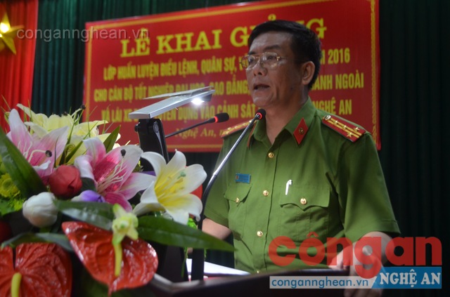Đại tá Hoàng Văn Tấn, Giám đốc Trung tâm Huấn luyện và Bồi dưỡng nghiệp vụ PCCC&CNCH phát biểu khac mạc lớp tập huấn