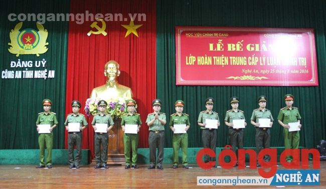 Trao giấy chứng nhận cho các học viên