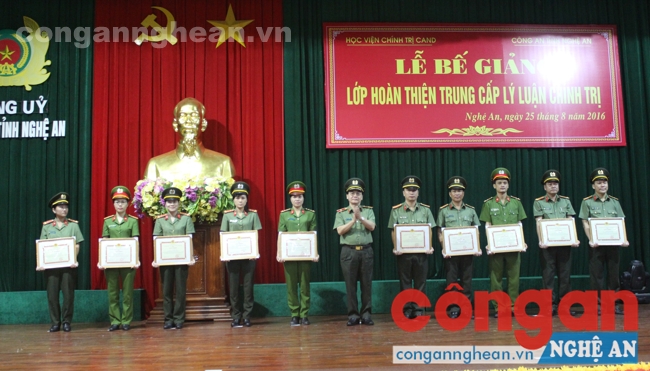 Trao giấy khen cho học viên xuất sắc