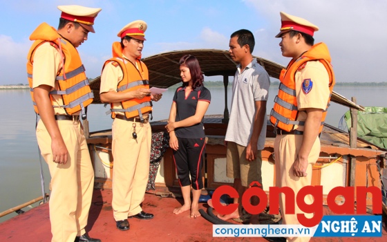 Cảnh sát Đường thủy kiểm tra phương tiện vận chuyển hàng hóa trên sông