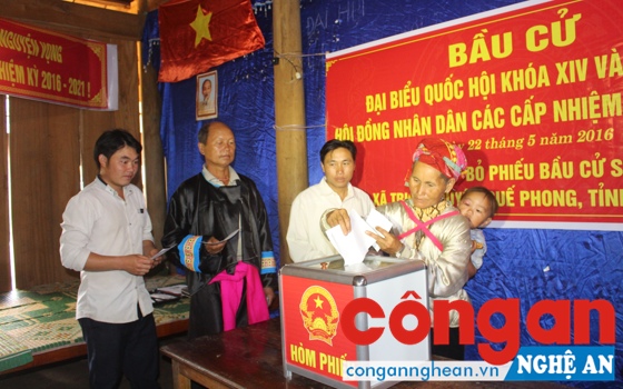 Việc đẩy mạnh công tác TGPL giúp đồng bào dân tộc thiểu số nâng cao nhận thức, ý thức chấp hành pháp luật (Trong ảnh: Đồng bào dân tộc thiểu số tham gia ngày hội bầu cử)