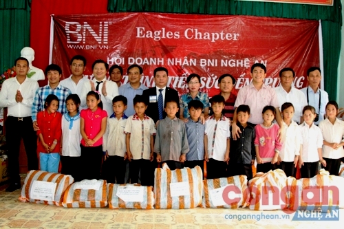 Đại diện các Doanh nhân tặng quà cho thầy trò trường Tiểu học Tri Lễ 4.