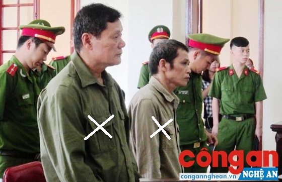 Các bị cáo Sơn và Cường (X) tại tòa