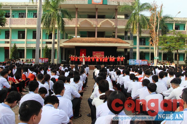 Mở đầu buổi tuyên truyền là những tiết mục văn nghệ của các em học sinh trường Trung học phổ thông Hà Huy tập