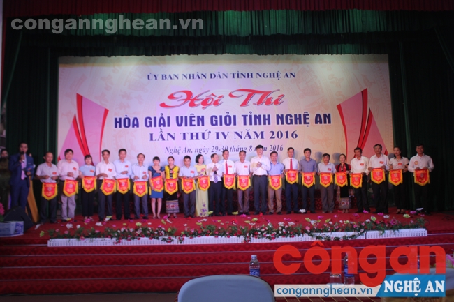 Ban tổ chức tặng cờ lưu niệm cho các đội thi