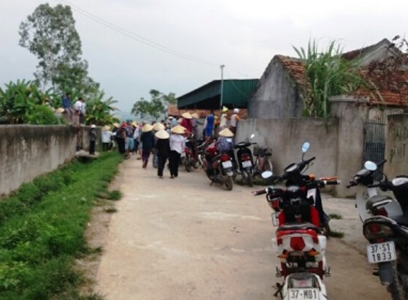 Người dân đến nhà nạn nhân theo dõi vụ việc