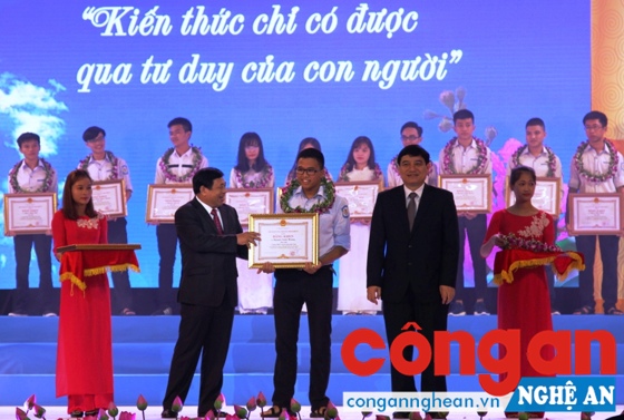 Đồng chí Bí thư Tỉnh ủy Nguyễn Đắc Vinh và đồng chí Chủ tịch UBND tỉnh Nguyễn Xuân Đường trao vòng nguyệt quế và tiền thưởng cho học sinh giỏi quốc gia 2016