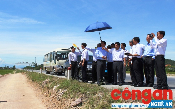 Đoàn công tác Đại sứ quán Singapore và lãnh đạo tỉnh khảo sát trước khi triển khai dự án