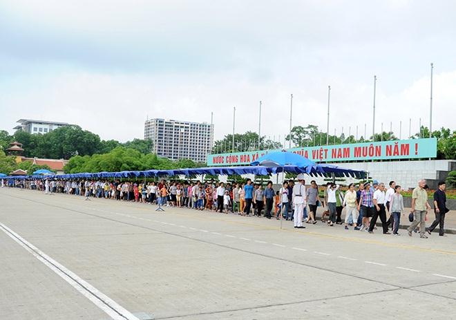 Các cán bộ, chiến sĩ Trung đoàn 375 hướng dẫn nhân dân vào Lăng viếng Bác.