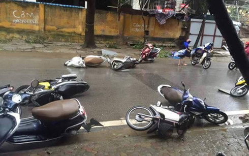  Mưa to gió lớn làm người đi xe máy ngã hàng loạt, chủ yếu là chị em phụ nữ do gió hút thổi mạnh, tay lái yếu, mặc áo mưa trùm xe...