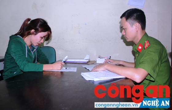Cán bộ Công an huyện Nam Đàn lấy lời khai đối tượng đánh bạc bị bắt giữ từ nguồn tin của quần chúng nhân dân