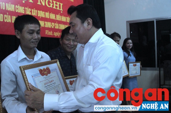 Phạm Đức Dương nhận Giấy khen của UBND TP Vinh vì đã có thành tích xuất sắc trong thực hiện xây dựng mô hình và công tác tự quản cơ sở