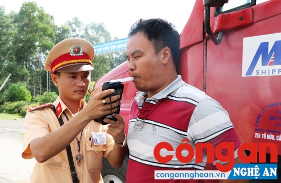 Lực lượng CSGT kiểm tra nồng độ cồn người điều khiển phương tiện tham gia giao thông