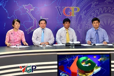 Các vị khách mời tham dự buổi tọa đàm trực tuyến về dự thảo phương án thi và tuyến sinh năm 2017.