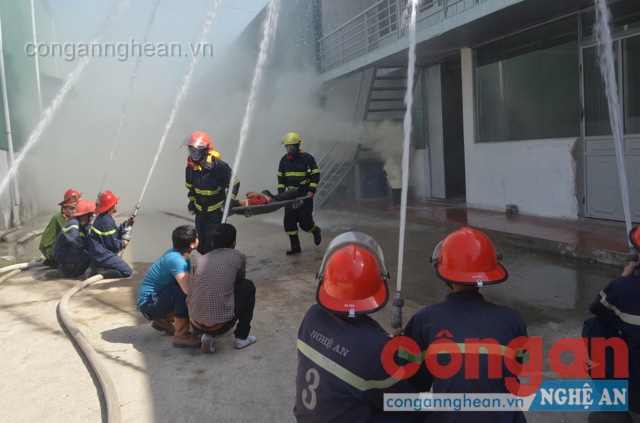 Cán bộ chiến sỹ Cảnh sát PCCC đang dập tắt đám cháy