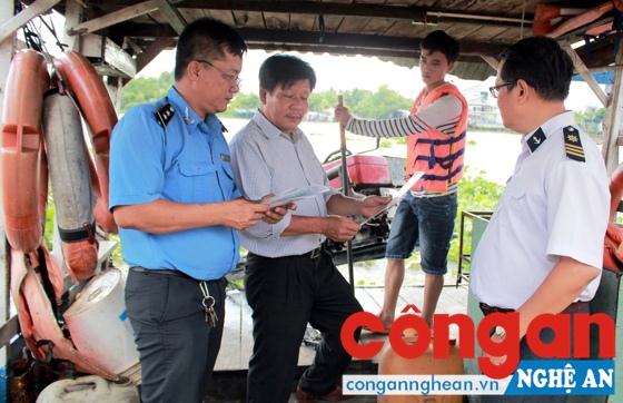 Các lực lượng  phối hợp kiểm tra đối với chủ phương tiện đường thủy tại các bến đò ngang