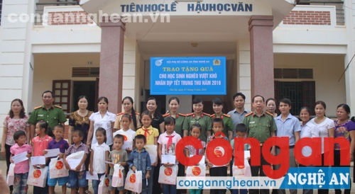 Hội phụ nữ Công an tỉnh trao quà Trung thu tại Trường tiểu học Nghĩa Hành
