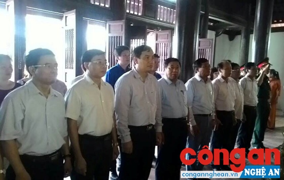 Đoàn lãnh đạo tỉnh Nghệ An do đồng chí Nguyễn Đắc Vinh, Bí thư Tỉnh ủy làm Trưởng đoàn dâng hoa, dâng hương tại Khu di tích Xô Viết Nghệ Tĩnh
