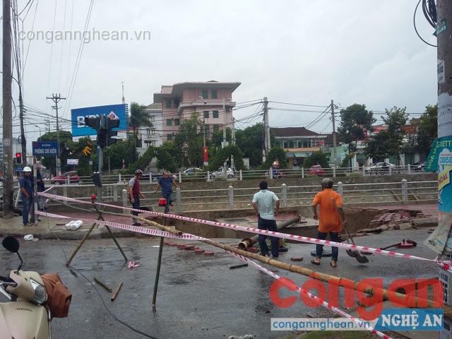 Đơn vị thi công lập hàng rào che chắn, triển khai các biện pháp để khắc phục sự cố