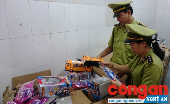  Quản lý thị trường Nghệ An kiểm đếm đồ chơi trẻ em nhập lậu