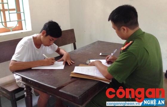 Công an huyện Nghi Lộc lấy lời khai của đối tượng Nguyễn Văn Minh