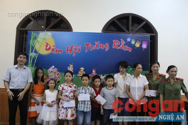 Hội phụ nữ Công an tỉnh phối hợp với Phòng kỷ thuật hậu cần trao 17 suất quà cho các cháu học sinh giỏi cấp tỉnh, cấp thành phố, cấp trường