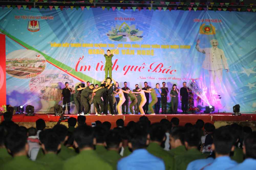 Chương trình văn nghệ với nhiều tiết mục ca ngợi Đảng quang vinh, Bác Hồ vĩ đại