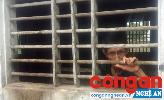 Một người tâm thần nặng bị gia đình nhốt lại