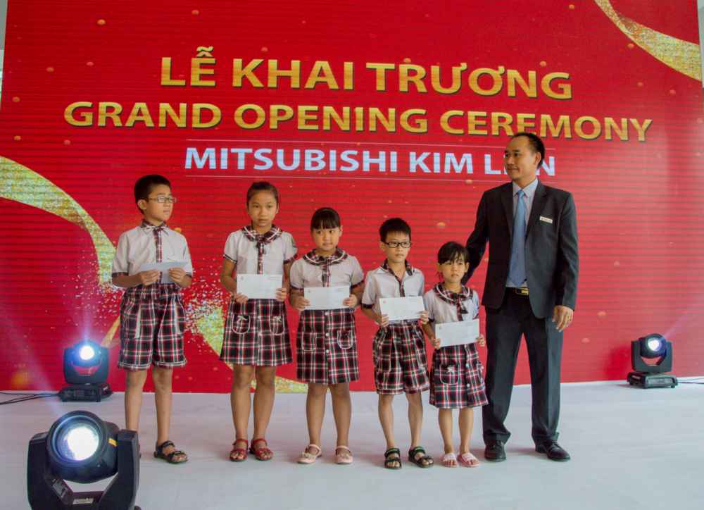 Tặng quà cho học sinh nghèo hiếu học 