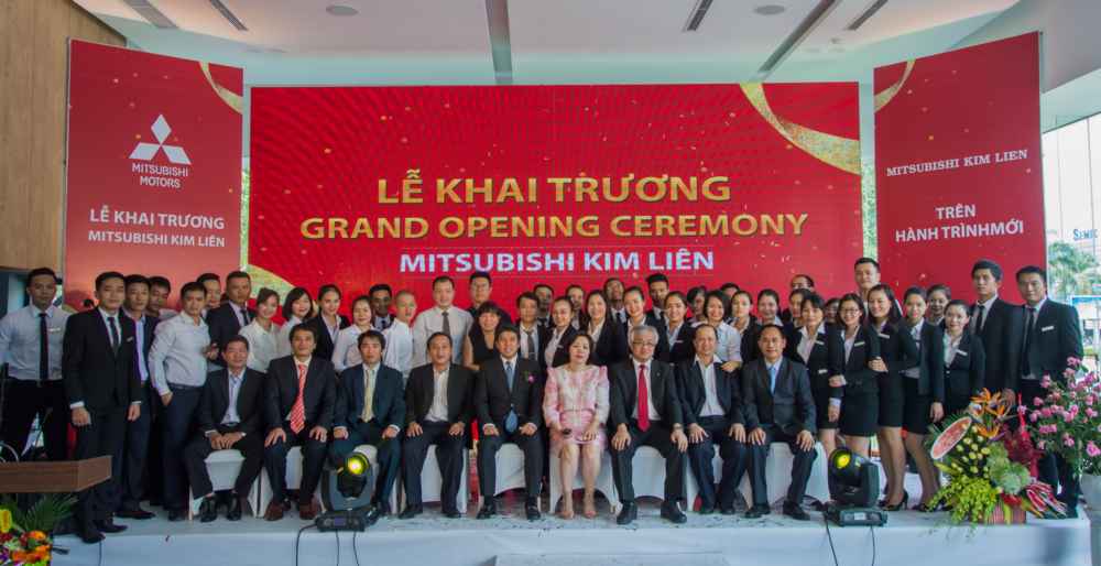 Các đại biểu và  nhân viên showroom chụp ảnh lưu niệm