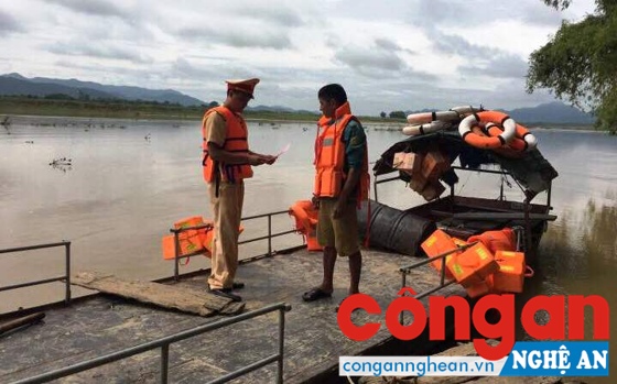 Cảnh sát Đường thủy kiểm tra phương tiện vận chuyển khách tại bến đò