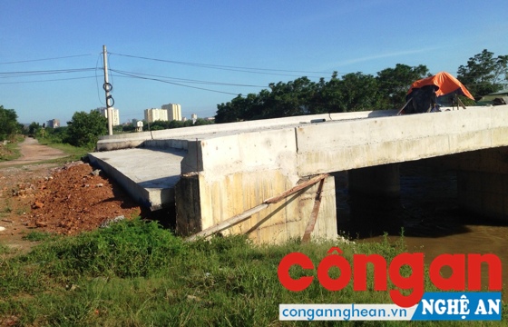 Sau 5 năm thi công, cầu Đen có chiều dài 39 m vẫn chưa thể hoàn thành (ảnh chụp ngày 15/9)