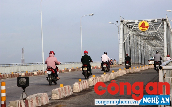  Dù có biển cấm hai đầu cầu nhưng nhiều xe gắn máy vẫn đi vào làn xe ôtô trên cầu Bến Thủy I