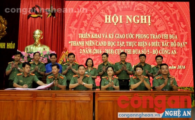 Đại diện ĐVTN Công an các tỉnh thuộc cụm thi đua số 5 ký kết giao ước