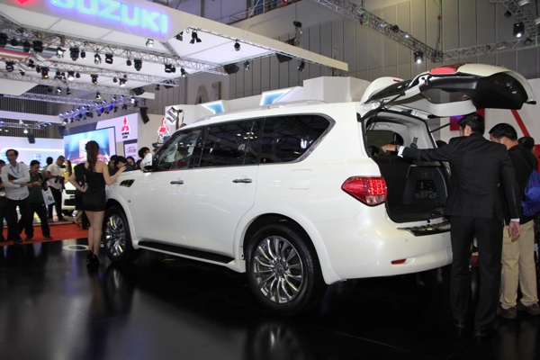  Khách hàng đang tham khảo xe của Infiniti tại một triển lãm xe - Ảnh: H.Đ