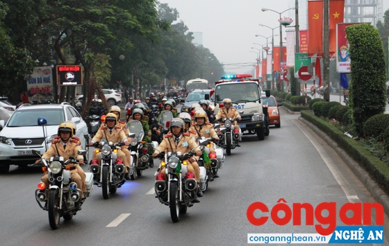 Khi gặp xe ưu tiên đang phát tín hiệu đi làm nhiệm vụ, lái xe phải chấp hành nghiêm Quy tắc giao thông đường bộ