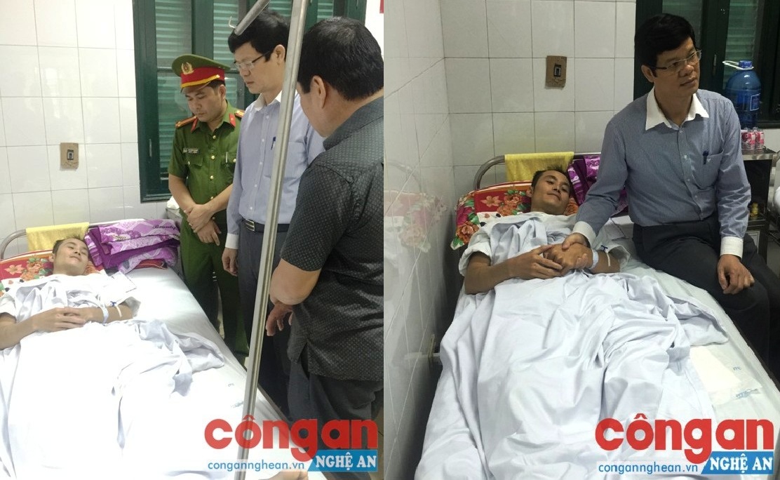 Đồng chí Lê Xuân Đại và lãnh đạo Công an huyện Quế Phong thăm hỏi, động viên đồng chí Trung úy Lê Văn Tuấn