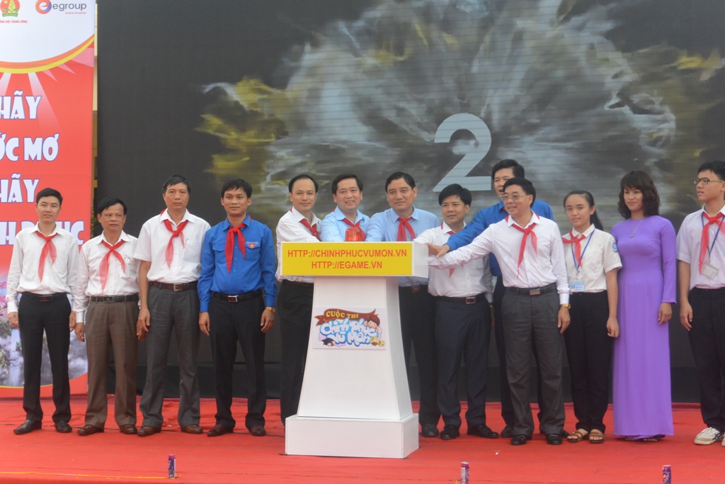 Các đại biểu nhấn nút phát động cuộc thi Chinh phục vũ môn toàn quốc lần thứ III