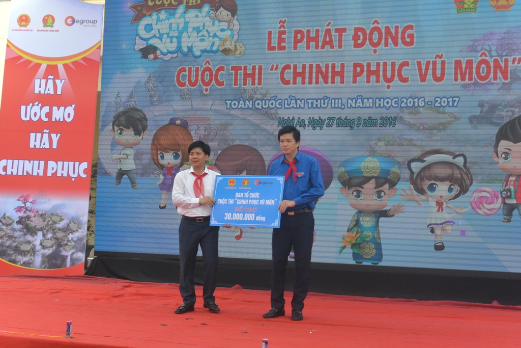 Bí thư Tỉnh đoàn Nguyễn Đình Hùng nhận số tiền BTC ủng hộ đồng bào bị ảnh hưởng bỡi bão lụt