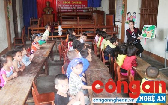 Việc đảm bảo cơ sở vật chất ở các trường chuẩn bậc mầm non                                 rất khó thực hiện vì tình trạng quá tải (Trong ảnh: Các cháu xã Quỳnh Vinh,     TX Hoàng Mai học nhờ tại nhà văn hóa)