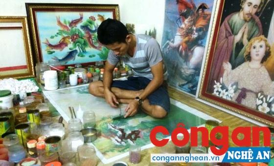 Thân Đức Kiên miệt mài bên những bức tranh đá quý