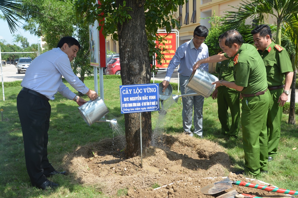 Bí thư Tỉnh ủy Nguyễn Đắc Vinh và đồng chí Lê Xuân Đại trồng cây lưu niệm tại đơn vị