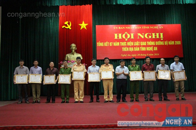 Đồng chí Huỳnh Thanh Điền - Phó Chủ tịch UBND tỉnh tặng bằng khen cho các tập thể và cá nhân có thành tích xuất sắc trong thực hiện Luật Giao thông đường bộ.
