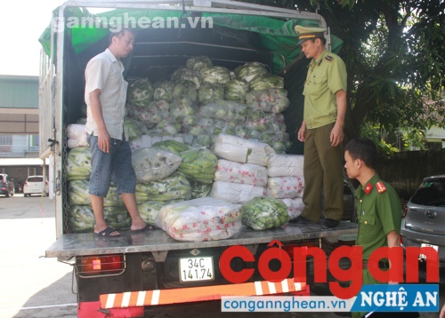 Lực lương chức năng kiểm tra số hàng hóa thu giữ
