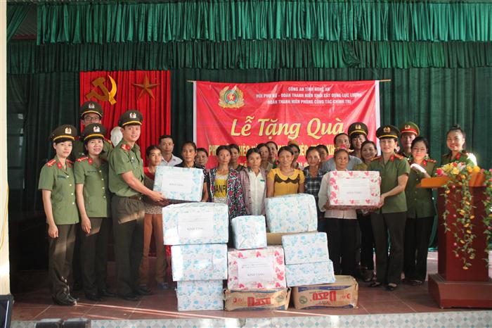 Trao quà cho chi em phụ nữ nghèo