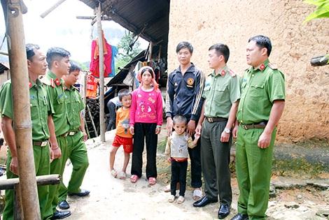 Tổ công tác của Công an huyện Mường Tè thăm hỏi, tuyên truyền pháp luật tới các hộ dân ở bản Ka Lăng, xã Ka Lăng.