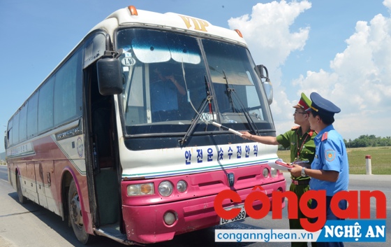  Sau đợt kiểm tra, có 15 xe ôtô BKS Lào buộc tái xuất ra khỏi lãnh thổ Việt Nam do không đáp ứng đủ các điều kiện hoạt động theo quy định pháp luật