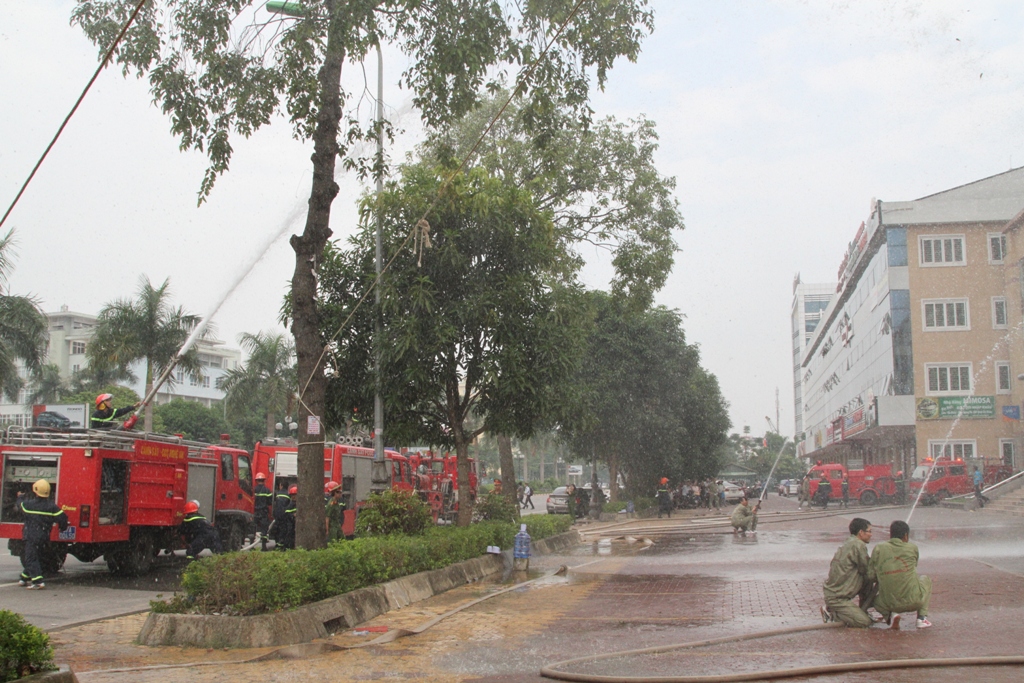 Lực lượng chữa cháy khẩn trương đến hiện trường triển khai các đội hình chữa cháy...