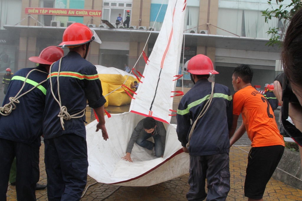 Người bị nạn được lực lượng cứu nạn đưa xuống bằng ống tụt